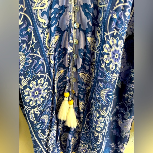 walker & Wade Tops - Walker & Wade Sonja top blue floral medium